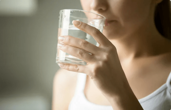 Bevi la tua norma d'acqua per la giornata