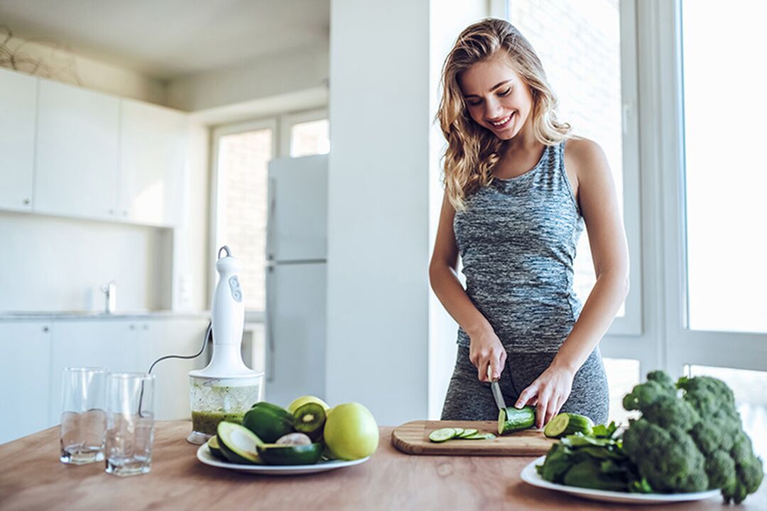 La ragazza prepara una dieta sana dopo aver calcolato l'apporto calorico giornaliero